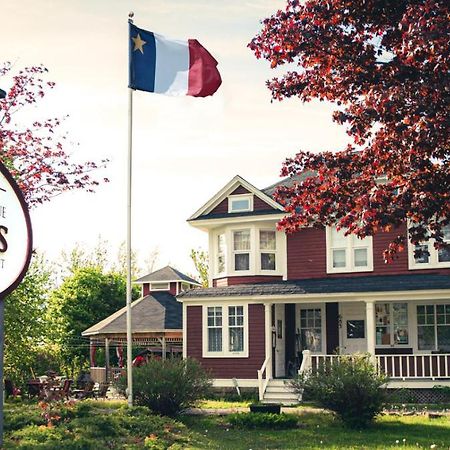 Complexe D'Hebergement La Maison Touristique Dugas Caraquet Exteriér fotografie