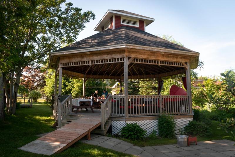Complexe D'Hebergement La Maison Touristique Dugas Caraquet Exteriér fotografie