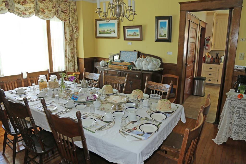 Complexe D'Hebergement La Maison Touristique Dugas Caraquet Exteriér fotografie